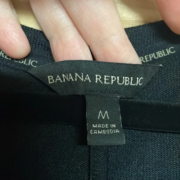 Banana Republic size Medium Black Long Sleeve Lightweight Crewneck Soft Knit Top - Picture 2 of 8